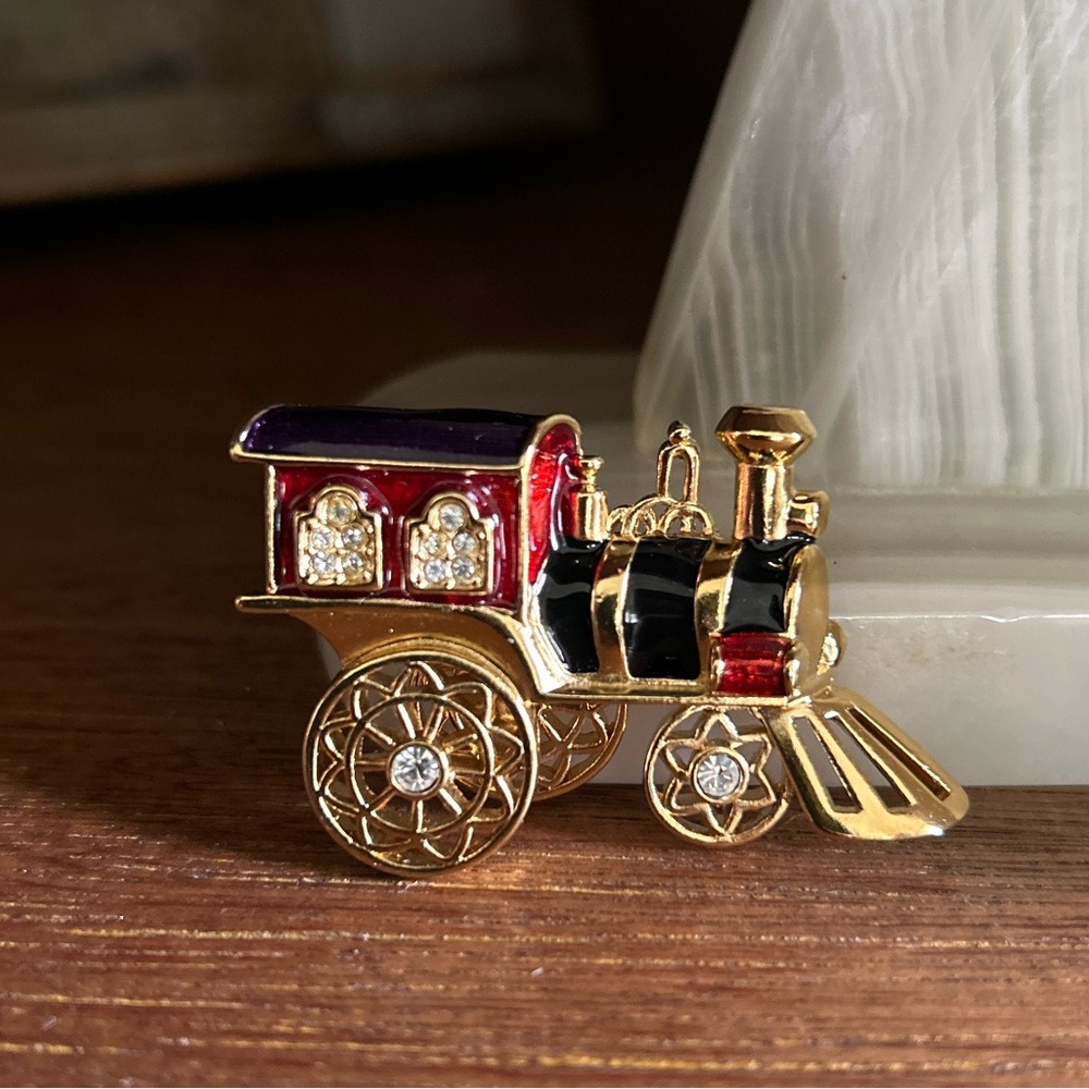 Avon Smithsonian Christmas Train Brooch Pin Gold Tone Red Black Blue Enamel-NEW